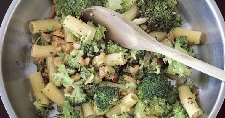 BRÓCOLI CON PASTA Y ALMENDRAS